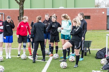 Bild 16 - Co-Trainerin der Frauen Nationalmannschaft Britta Carlson in Wahlstedt